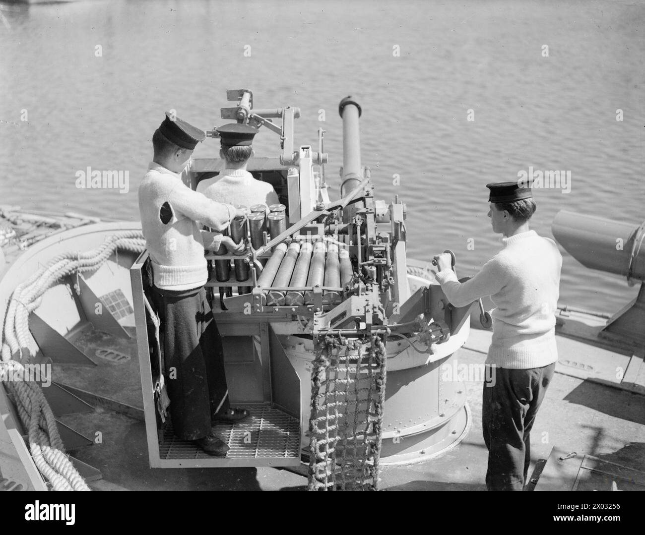 LE CANON MARK VII DE 6 LIVRES AVEC ÉQUIPEMENT MOLLINS. 15 AOÛT 1944, HMS MANTIS, LOWESTOFT. - Dans un VTT de classe d montrant le chargeur automatique, équipement fourni par la Mollins machine Co Ltd, de Londres se, pour le Mark VII 6-pounder Gun Royal Navy, MANTIS (HMS) Banque D'Images