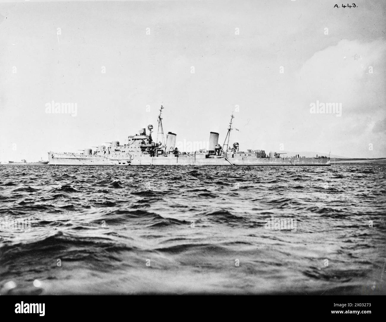 Le personnel est à bord du destroyer HMS Javelin en août 1940 dans le Firth of Forth et en mer. Le HMS Bonaventure, un croiseur léger britannique de classe Dido, est également présent. Banque D'Images