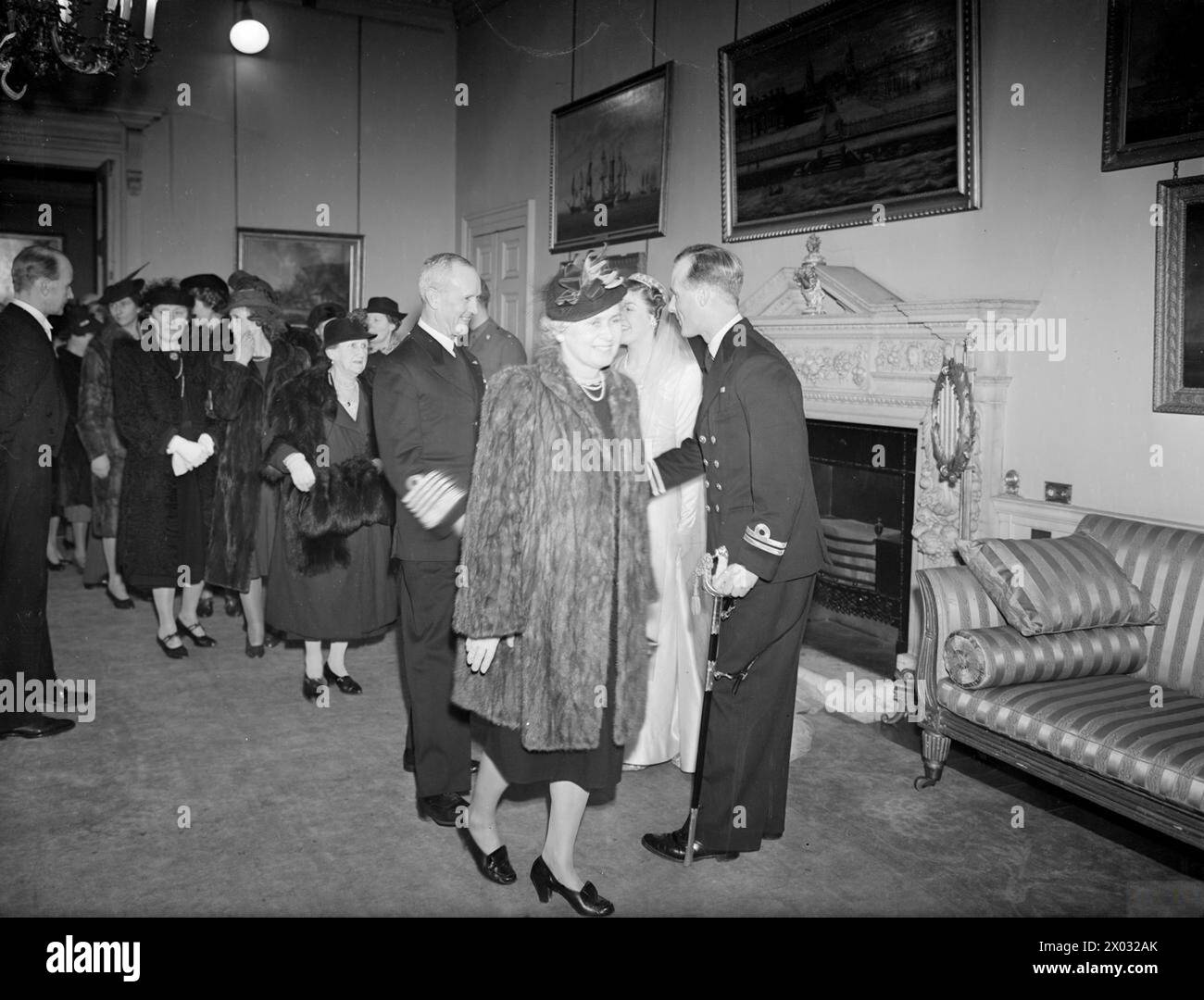 LE FILS DE L'AMIRAL ÉPOUSE LA FILLE D'EARL. 10 FÉVRIER 1944, MAISON DE L'AMIRAUTÉ. LORS DE LA RÉCEPTION EN PRÉSENCE DE LA PRINCESSE ELIZABETH ET DE LA PRINCESSE MARGARET, QUI A SUIVI LE MARIAGE À L'ABBAYE DE WESTMINSTER DU LIEUTENANT CHRISTOPHER WAKE-WALKER, RN, FILS DU VICE-AMIRAL SIR FREDERICK ET DE LADY WAKE-WALKER, ET DU TROISIÈME OFFICIER LADY ANNE SPENCER, WRNS, FILLE DU COMTE ET DE LA COMTESSE SPENCER. - La mariée saluant l'amiral de la flotte Sir Andrew B Cunningham, premier seigneur de la mer, et Lady Cunningham Cunningham, Andrew Browne, Cunningham, Nona Christina, Spencer, Anne, Wake-Walker, Christopher Baldwin Hughes Banque D'Images