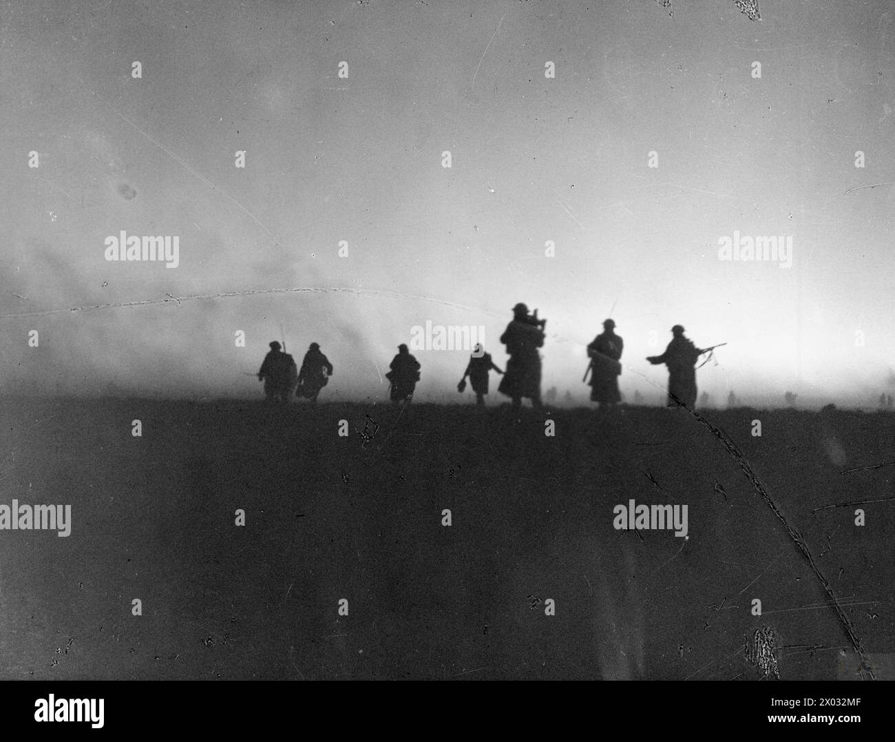 Les troupes australiennes avancent vers Bardia à l'aube lors de l'offensive italienne lors de la campagne d'Afrique du Nord, 1940-1941. Banque D'Images Les troupes australiennes avancent vers Bardia à l'aube lors de l'offensive italienne lors de la campagne d'Afrique du Nord, 1940-1941. Banque D'Images