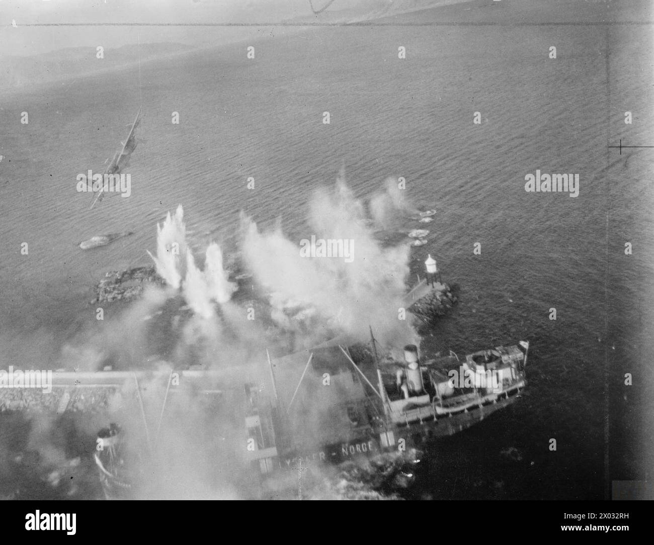 ROYAL AIR FORCE COASTAL COMMAND, 1939-1945. - Un de Havilland Mosquito FB Mark VI, survole le navire norvégien sous contrôle allemand LYSAKER, après l'avoir attaqué avec des projectiles de roquettes dans le petit port de Tetgenaes près de Standlandet dans le Dalsfjord, en Norvège. 12 moustiques de l'aile Banff Strike ont été impliqués dans l'attaque qui a laissé un grand navire marchand allemand en feu et le LYSAKER sérieusement endommagé la Royal Air Force, 18 Group, marine marchande allemande Banque D'Images