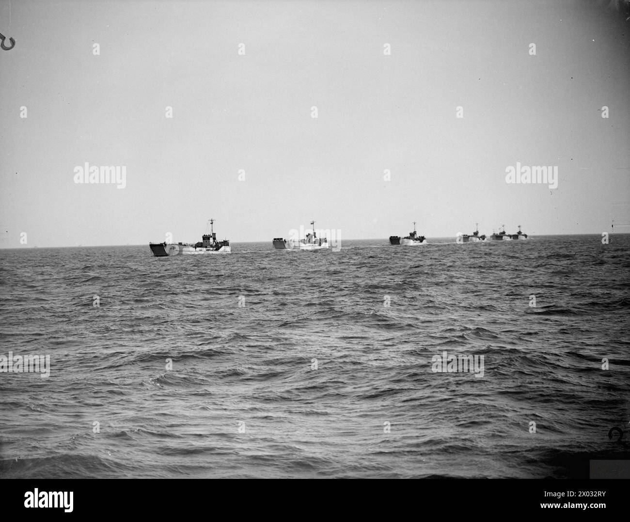 RÉPÉTITION D'ENGIN D'INVASION. DU 24 AU 28 AVRIL 1944, AU LARGE DE L'ÎLE DE WIGHT. DIVERS ENGINS LORS D'UNE RÉPÉTITION D'INVASION. - Une flottille de Mark IV LCT à l'exercice Banque D'Images