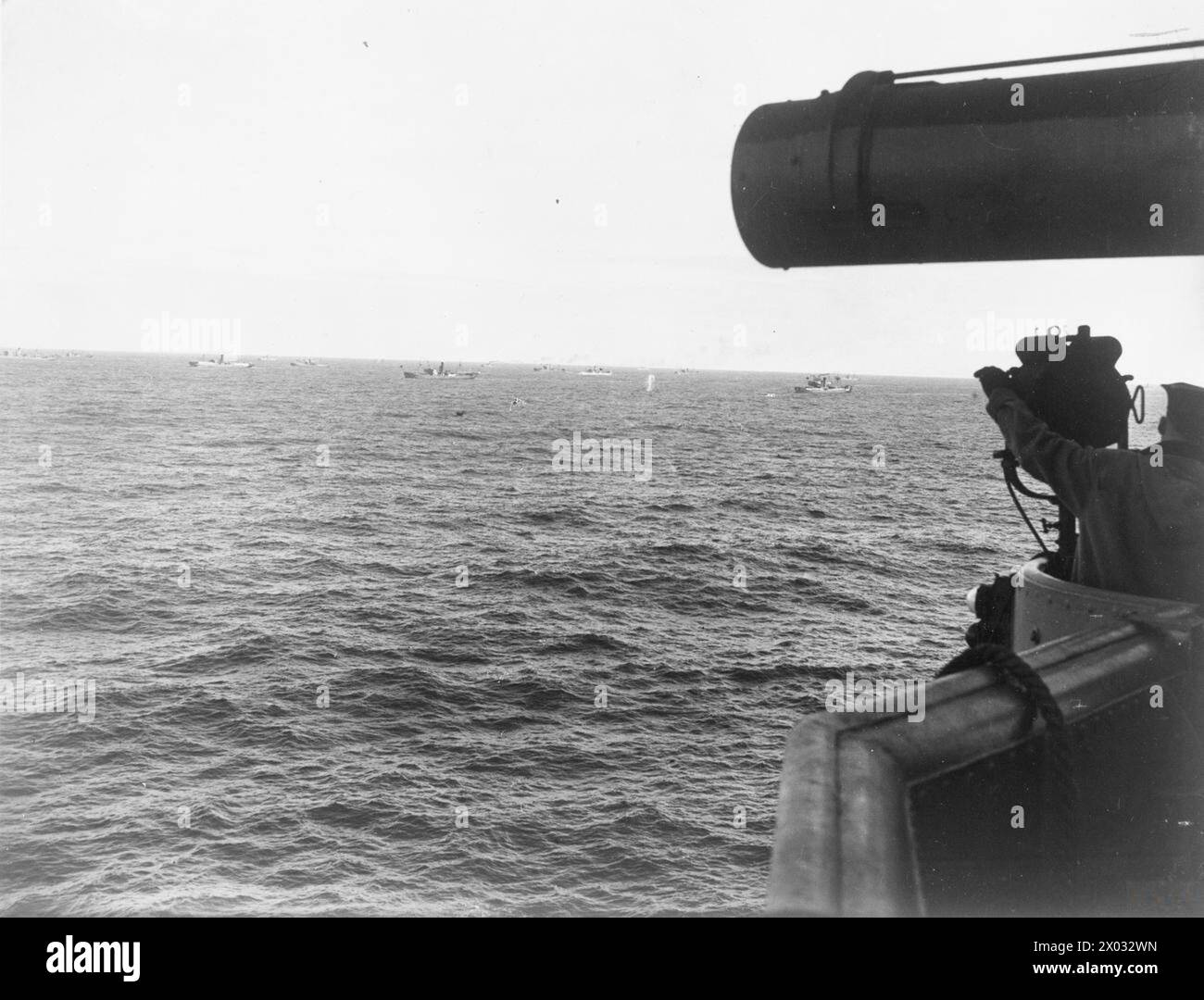 À BORD DU CUIRASSÉ HMS RODNEY EN MER. 1940. - Signalisation du cuirassé au convoi à l'approche. Après l'épisode de JERVIS BAY, les marchands sont particulièrement heureux de voir le cuirassé. Des messages cordiaux ont été échangés entre le commodore du convoi et le capitaine du RODNEY Banque D'Images