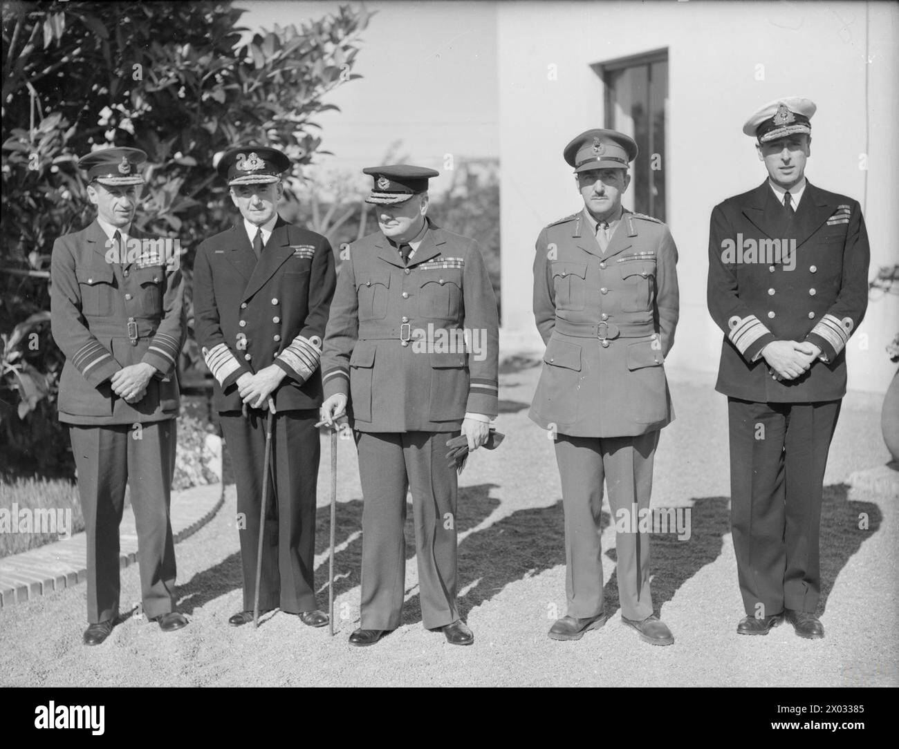 GRANDE CONFÉRENCE STRATÉGIQUE DES ALLIÉS EN AFRIQUE DU NORD : LE PRÉSIDENT ROOSEVELT RENCONTRE M. CHURCHILL. L'UNE DES CONFÉRENCES LES PLUS MARQUANTES DE CETTE GUERRE A COMMENCÉ LE 14 JANVIER 1943, PRÈS DE CASABLANCA, LORSQUE LE PRÉSIDENT ROOSEVELT ET M. CHURCHILL SE SONT RENCONTRÉS POUR ÉTUDIER TOUT LE CHAMP DE LA GUERRE, THÉÂTRE PAR THÉÂTRE. ILS ÉTAIENT ACCOMPAGNÉS PAR LES CHEFS D'ÉTAT-MAJOR DES DEUX PAYS. TOUTES LES RESSOURCES ONT ÉTÉ MOBILISÉES POUR L'EXÉCUTION ACTIVE ET CONCERTÉE DES PLANS ALLIÉS AVANT LA CAMPAGNE OFFENSIVE DE 1943. M. ROOSEVELT A ENSUITE DÉCRIT LA RÉUNION COMME LA RÉUNION DE "REDDITION INCONDITIONNELLE", C'EST-À-DIRE LA SURREND INCONDITIONNELLE Banque D'Images