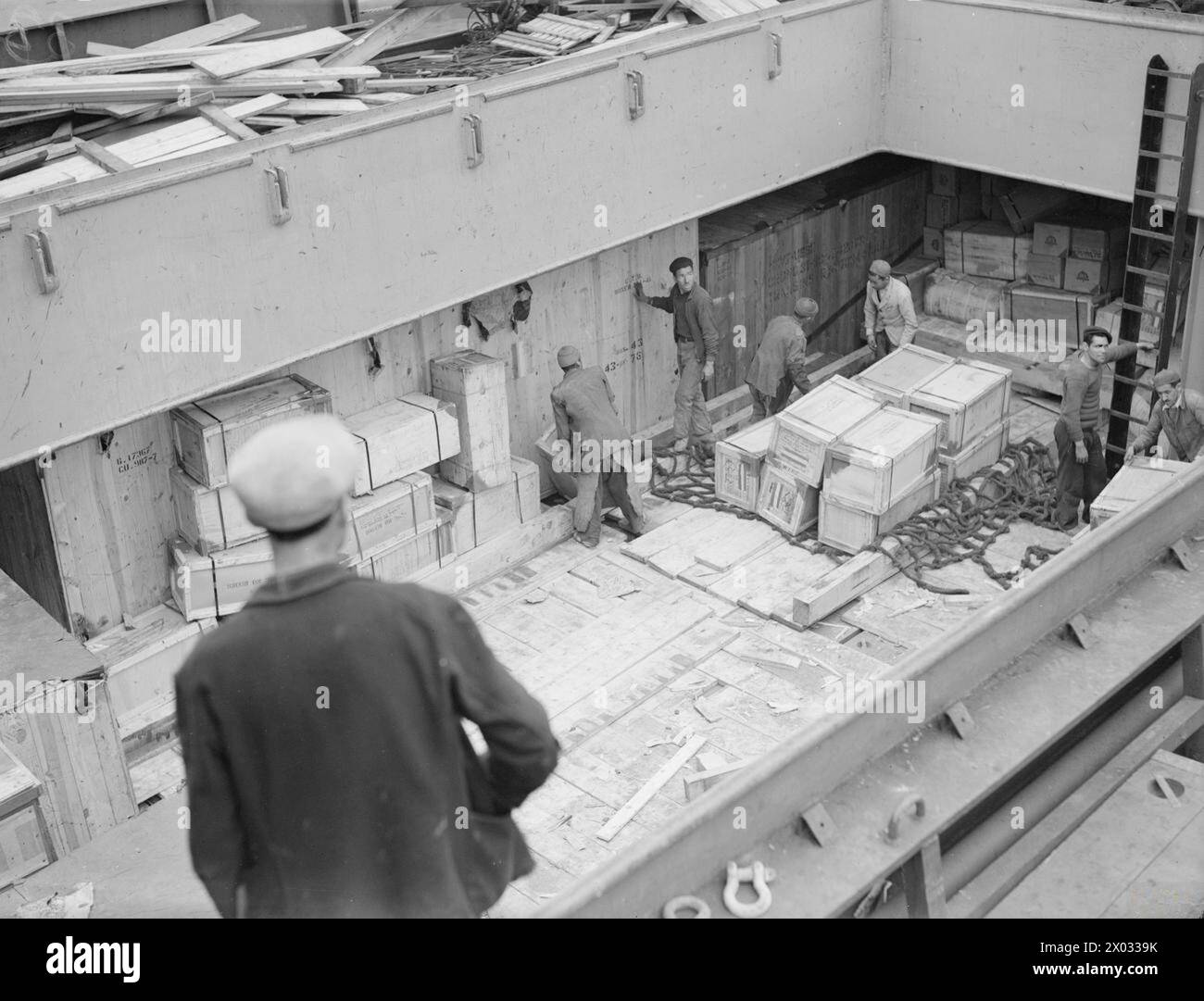Le 14 avril 1943, un Liberty ship américain est escorté de l'autre côté de l'Atlantique par des navires de la Royal Navy vers l'Afrique du Nord. Le navire était lourdement chargé de ravitaillement pour les habitants et avait également une escorte aérienne alliée. Banque D'Images