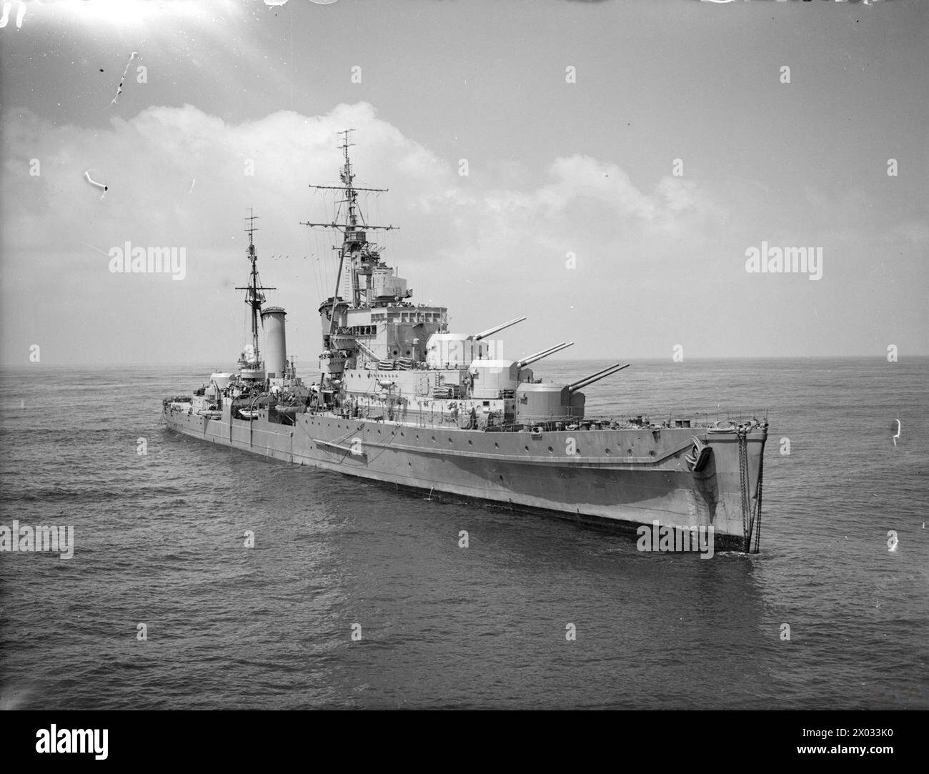 Le 18 mai 1944, le HMS Dido bombarde les batteries ennemies, les décharges de ravitaillement et les routes à l'ouest de Gaeta en Méditerranée, alors qu'il est observé depuis l'USS Mackenzie, soutenant les opérations de l'armée. Banque D'Images