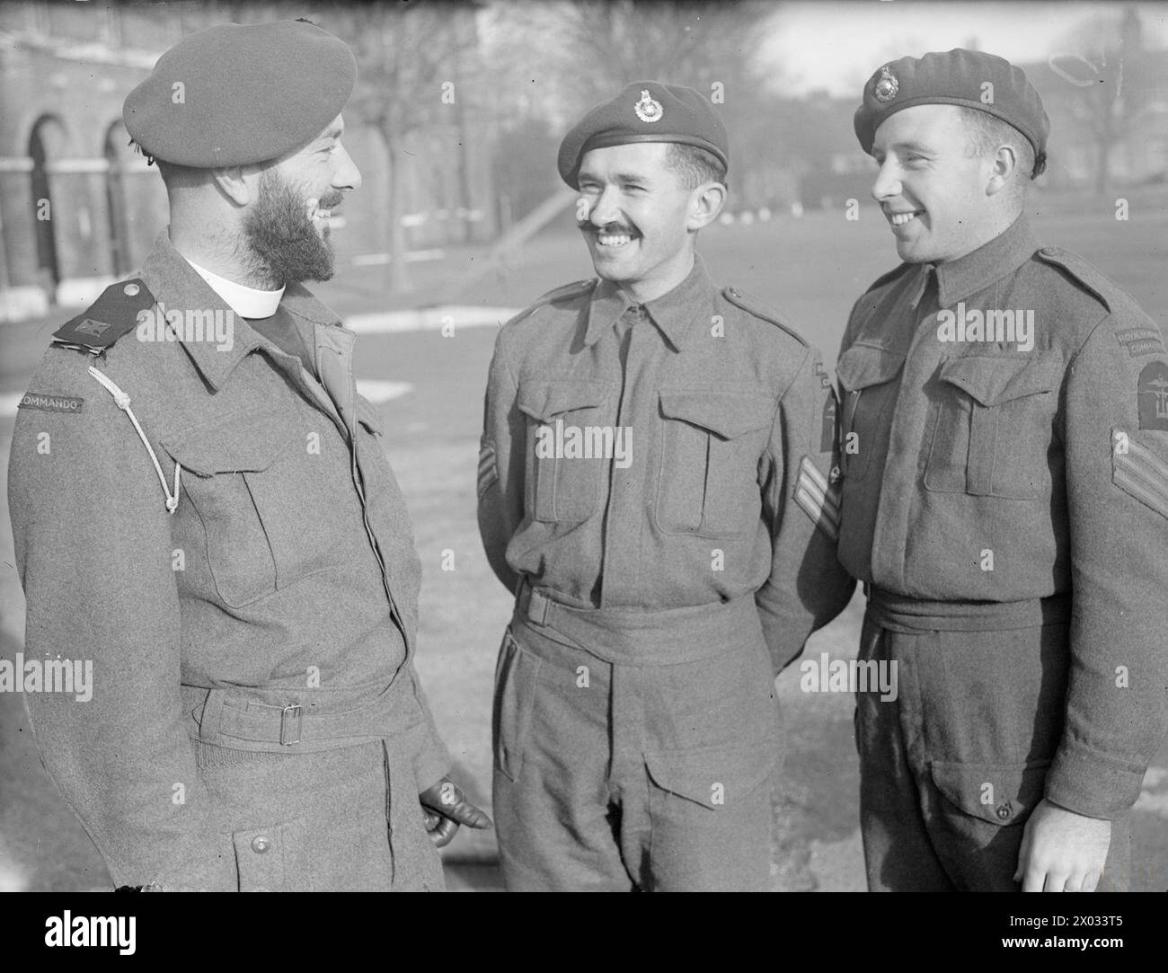 Le 5 janvier 1943, les Royal Marines qui combattent à Salerne sont au Royal Marine Depot à Deal, Kent, assistés par le révérend John Wallis et d'autres officiers qui prennent soin des blessés. Banque D'Images