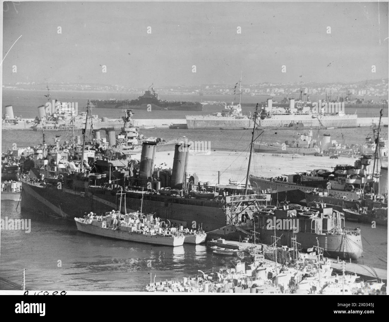 Plusieurs navires de guerre britanniques, y compris HMS formidable, Dido, Maidstone, Vienne, Carlisle, Ashanti et Oakley sont en poste dans le port d'Alger pendant la seconde Guerre mondiale. Banque D'Images