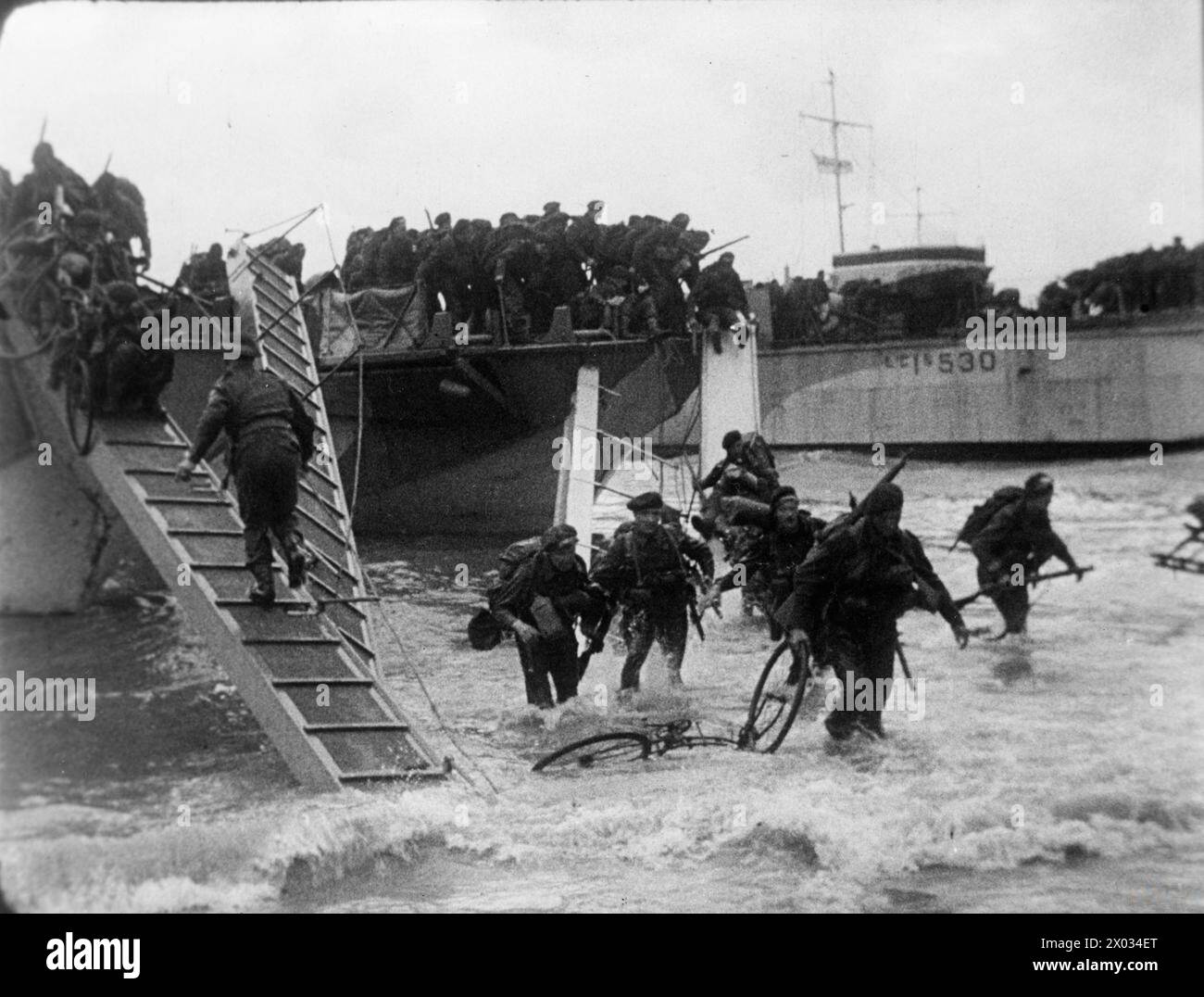 Le 6 juin 1944, des commandos du Commando no 4, 1re brigade de services spéciaux, débarquèrent à partir d'engins du LCI(S) sur Queen Red Beach, dans la région de Sword, lors de l'invasion de la Normandie par le jour J. Banque D'Images