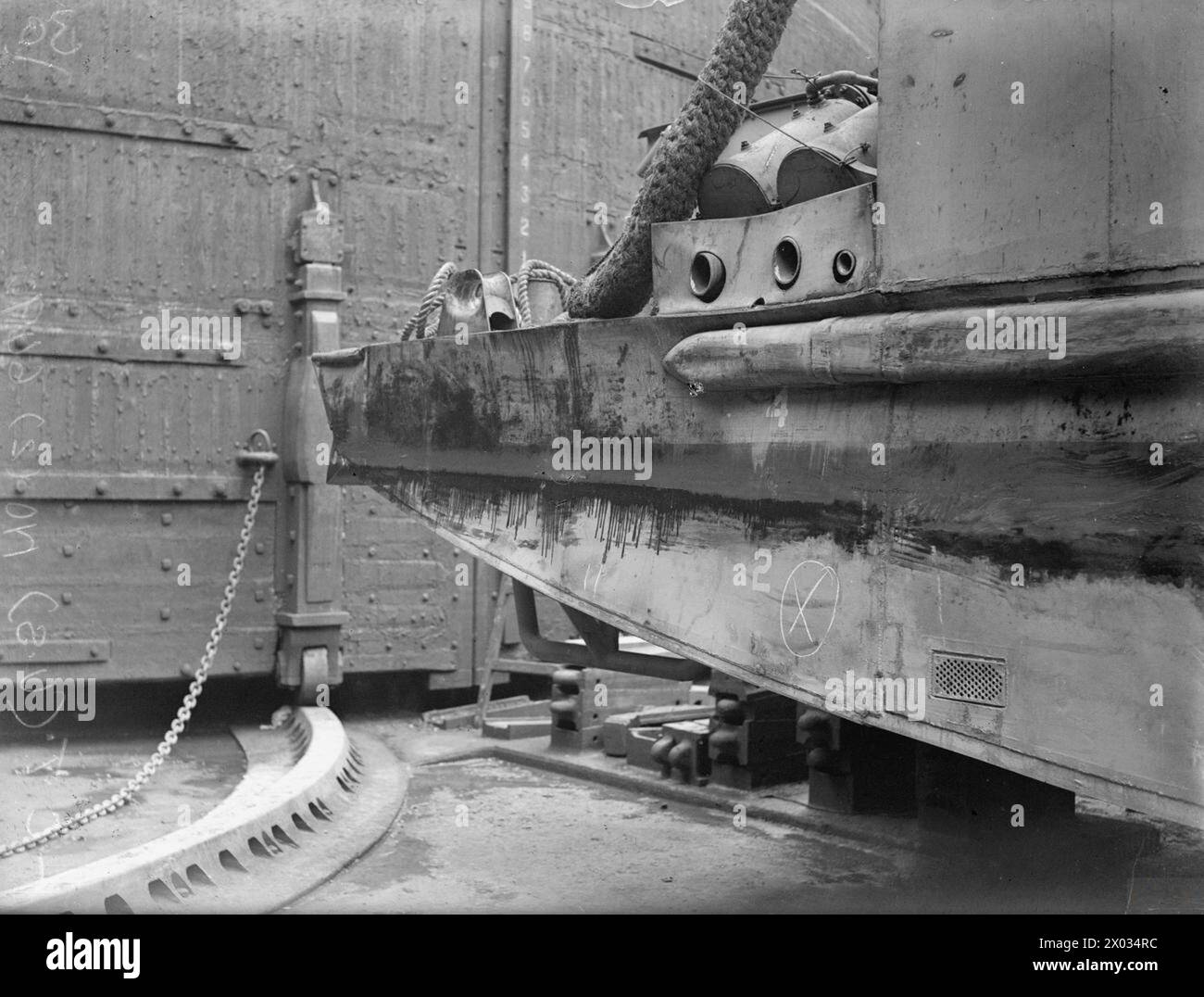 DOMMAGES AU LCT 2649. 22 AVRIL 1944, LANGTON DOCK, LIVERPOOL. - Dommages à la poupe tribord Banque D'Images