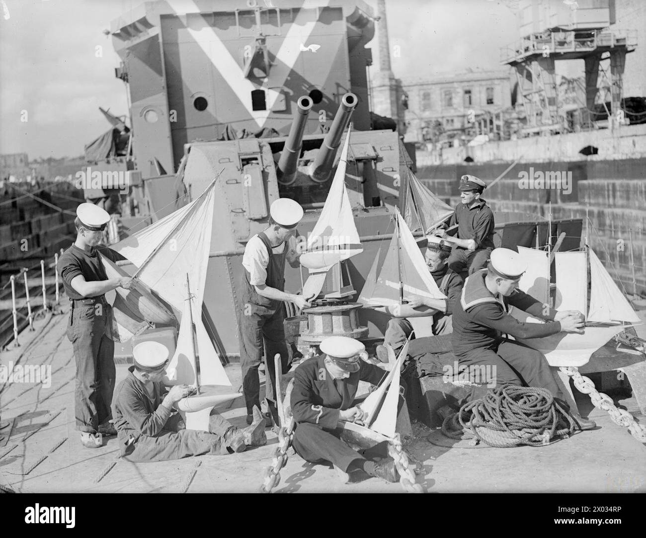 MODÈLE DE YACHT CLUB DE DESTROYER. 5 DÉCEMBRE 1943, MALTE. LES HOMMES DU DESTROYER DE CLASSE CHASSE HMS LAUDERDALE ONT LEUR PROPRE YACHT CLUB MODÈLE. - Les membres du club remantelant leurs modèles de yachts sur le fo'c'sle du HMS LAUDERDALE. De gauche à droite ; Able Seaman J Morgan, de Bethnal Green, Londres ; Able Seaman A C Whitt, de Holloway, Londres, matelot de tête H l Chitty, de Hampton Wick ; sublieutenant J E C Morrison, de Cheltenham ; le quartier-maître S Battersby, de Leeds ; le quartier-maître C H Neville, de Farnborough, Hants; Shipwright R McPaul, de Glasgow Banque D'Images