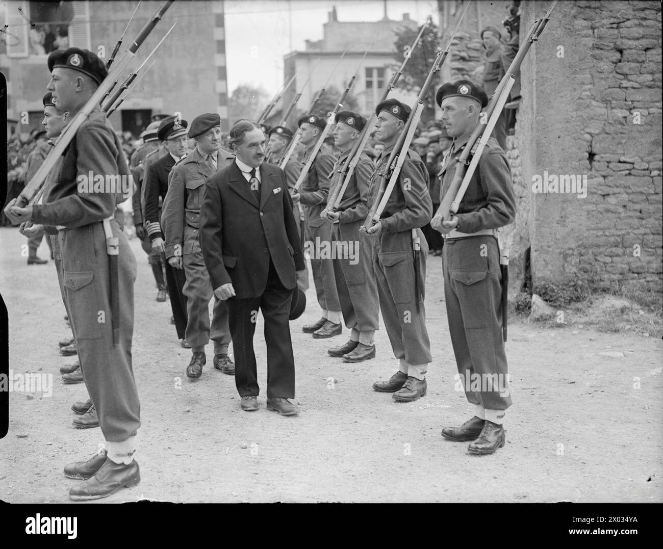 Le 14 juillet 1944, le jour de la Bastille a été observé à Arromanches avec des représentants de la Royal Navy, de l'armée britannique et de l'armée de l'air assistant à une cérémonie. Les Royal Marines fournissent une garde d'honneur inspectée par le maire, M. Paris, accompagné du major J.P. Kelly, DSM, RM, et du capitaine H. Hickling, DSO, RN. Banque D'Images