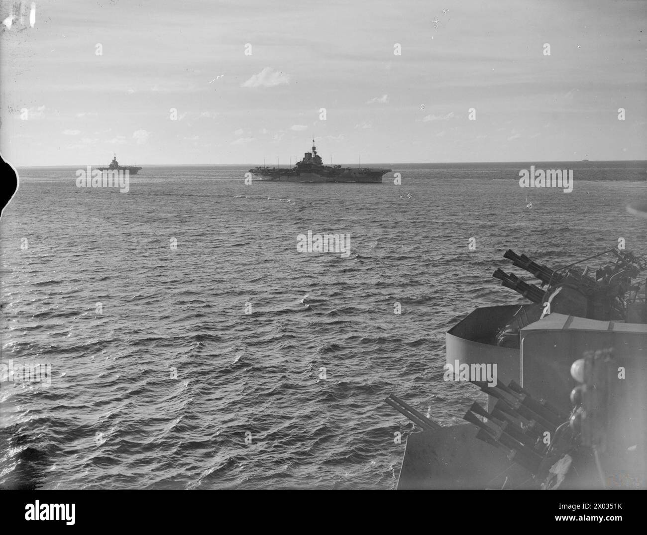 LA FLOTTE DE L'EST S'EST ENGAGÉE DANS UN BALAYAGE DANS L'OCÉAN INDIEN. PHOTOGRAPHIES PRISES À PARTIR DU HMS WARYET. 29 MAI 1942. - En ligne arrière du HMS WAREASE - HMS ILLUSTRIOUS et HMS FORMIDABLE Banque D'Images