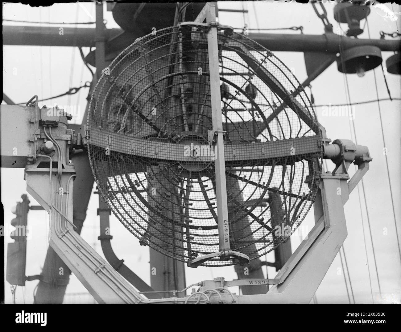 LA ROYAL NAVY PENDANT LA SECONDE GUERRE MONDIALE - Un radar de recherche de surface avec une antenne de type 277 équipant le HMS SWIFTSURE, un croiseur de classe Minotaur à Scapa Flow Royal Navy, HMS Tarlton, Minesweeper, (1955) Banque D'Images