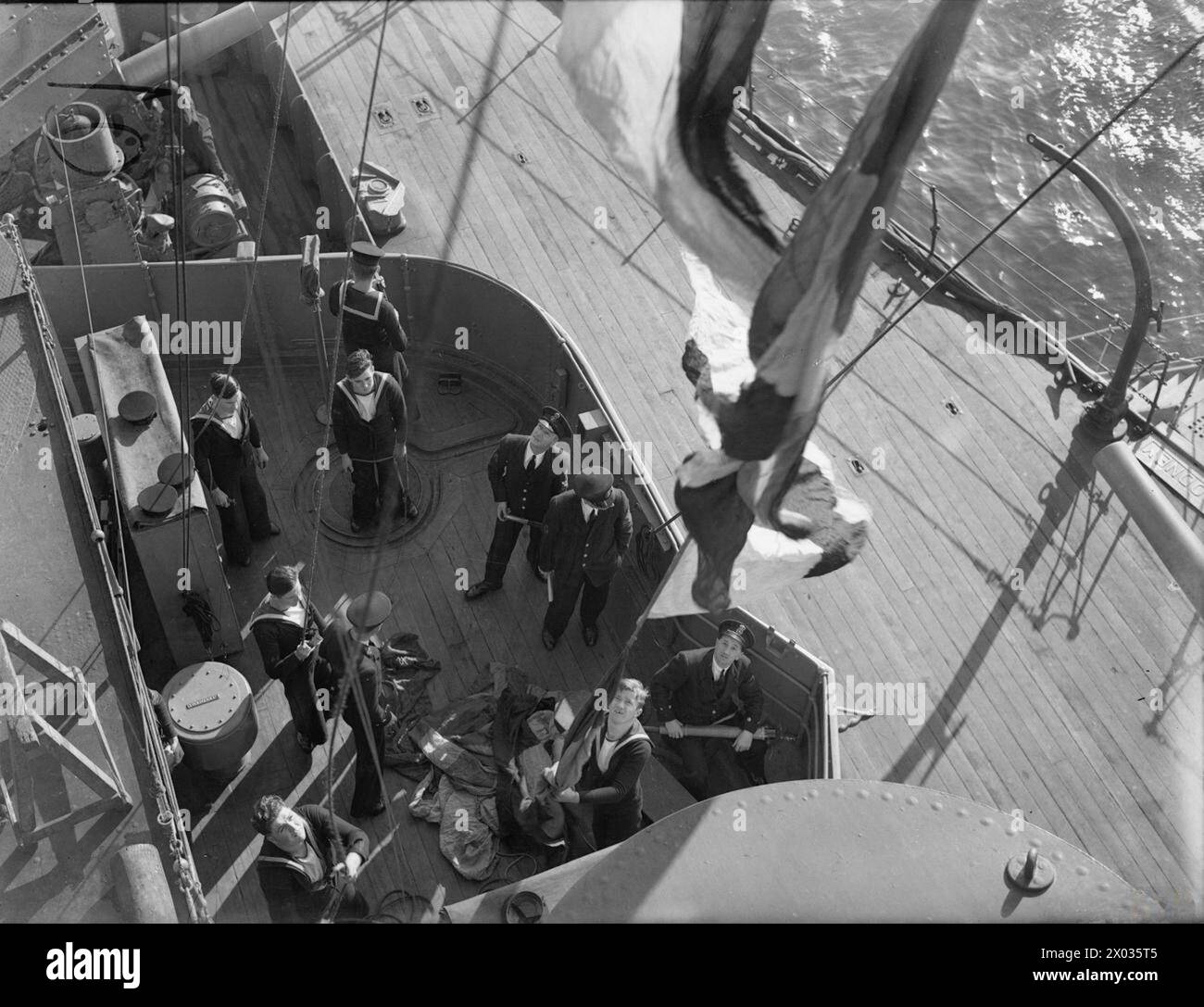 En septembre 1940, sur le pont de signalisation du HMS Rodney, des messages sont envoyés par sémaphore le jour et par lampes Morse la nuit, avec des drapeaux préparés pour les manœuvres de la flotte. Banque D'Images
