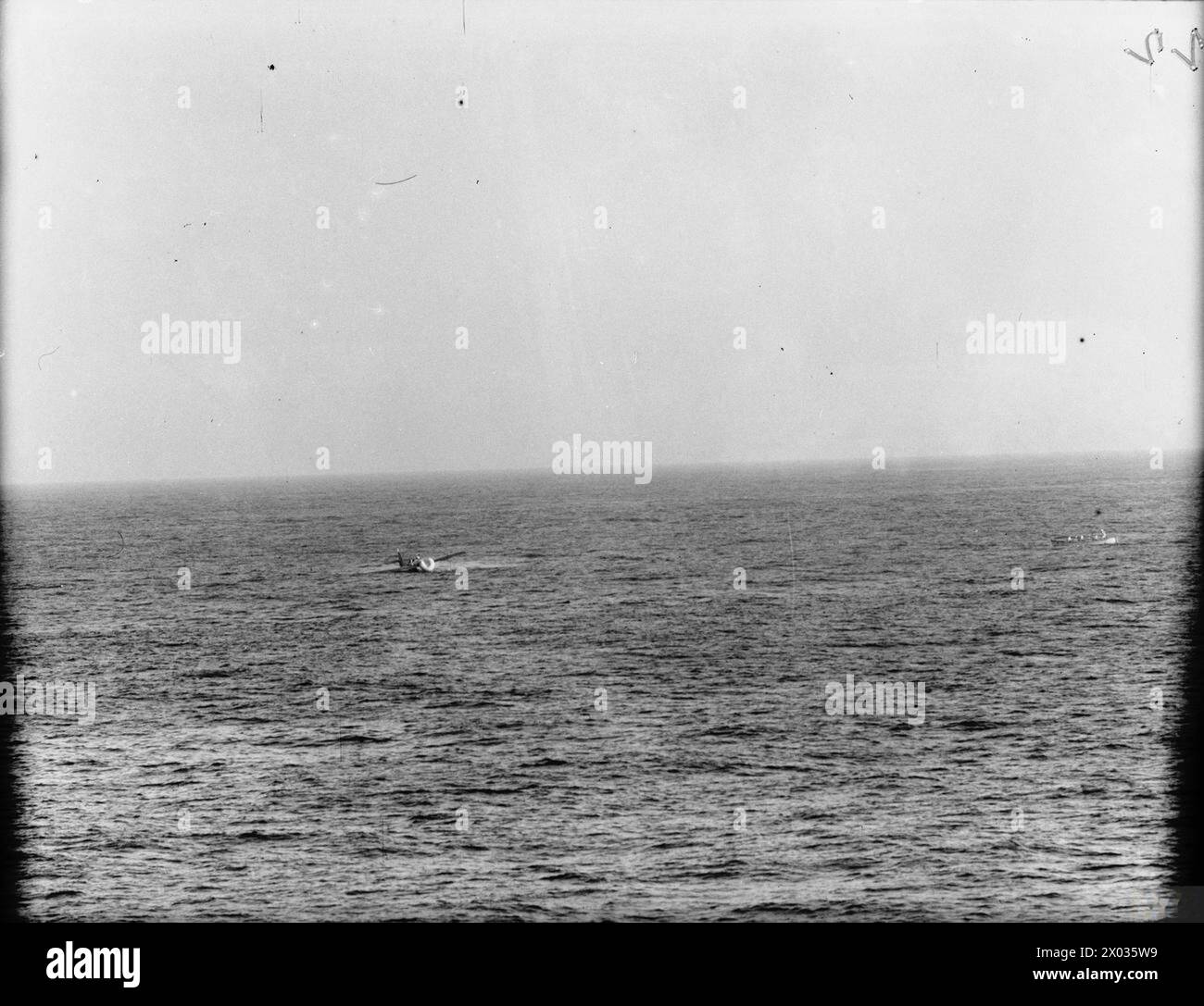 OPÉRATIONS DAKAR. SEPTEMBRE 1940, À BORD DU SS WESTERNLAND, PENDANT LE VOYAGE. - Un avion britannique s'écrase en mer faute de carburant. Le pilote et l'observateur sortent du bateau en caoutchouc et le destroyer envoie un bateau à la rescousse Banque D'Images