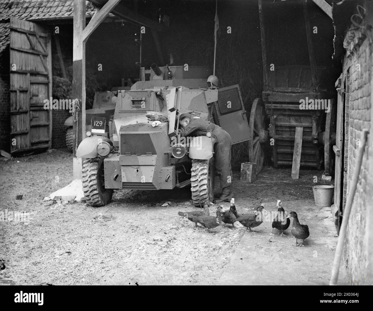 Une voiture blindée Morris CS9 de l'escadron c', 12th Royal Lancers (Prince of Wales' Own), est entretenue dans une cour de ferme à Villiers St Simon le 29 septembre 1939. Banque D'Images