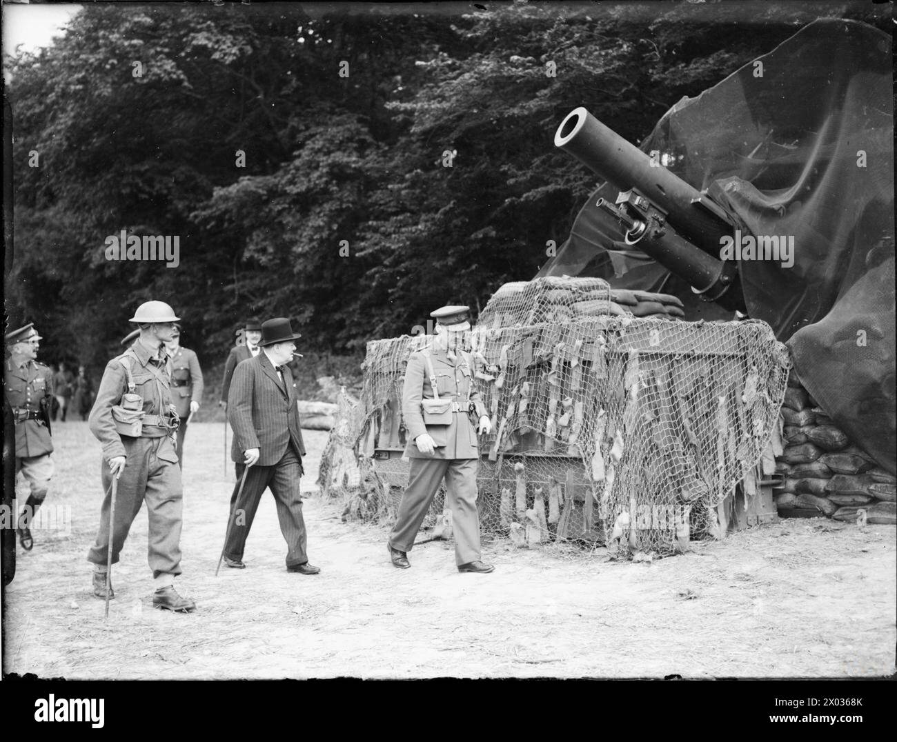 L'ARMÉE BRITANNIQUE AU ROYAUME-UNI 1939-45 - Winston Churchill inspectant des canons de 9,2 pouces du 57e régiment lourd, Royal Artillery, lors d'une tournée des défenses de la côte est, 7 août 1940 Churchill, Winston Leonard Spencer, British Army, Royal Artillery, 57e régiment lourd Banque D'Images