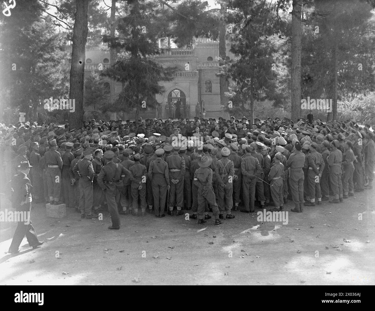 69E ANNIVERSAIRE DE M. CHURCHILL À TÉHÉRAN. 1ER DÉCEMBRE 1943, TÉHÉRAN, IRAN. LES OFFICIERS ET LES HOMMES DU COMMANDEMENT PERSE ET IRAK QUI FORMAIENT LA GARDE PENDANT LE SÉJOUR DU PREMIER MINISTRE À LA LÉGATION BRITANNIQUE À TÉHÉRAN LUI ONT PRÉSENTÉ DES CADEAUX D'ANNIVERSAIRE QUAND IL Y A CÉLÉBRÉ SON 69E ANNIVERSAIRE. LES RÉGIMENTS DU COMMANDEMENT DE LA PAI QUI ONT PRÉSENTÉ LES CADEAUX SONT LES 4TH HUSSARS, LES 2ND BATT BUFFS, ET LE 3RD BATT 11TH SIKH REGIMENT (RATTRAY SIKHS). - Une vue de la scène alors que le premier ministre s'adressait aux officiers et aux hommes Banque D'Images