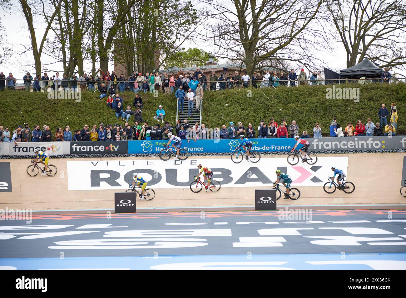 Paris Roubaix 2024 Mathieu van der Poel remporte une deuxième victoire consécutive avec 60km d'attaque en solo résultats 1. Mathieu van der Poel (Alpecin-Deceuninck) Banque D'Images