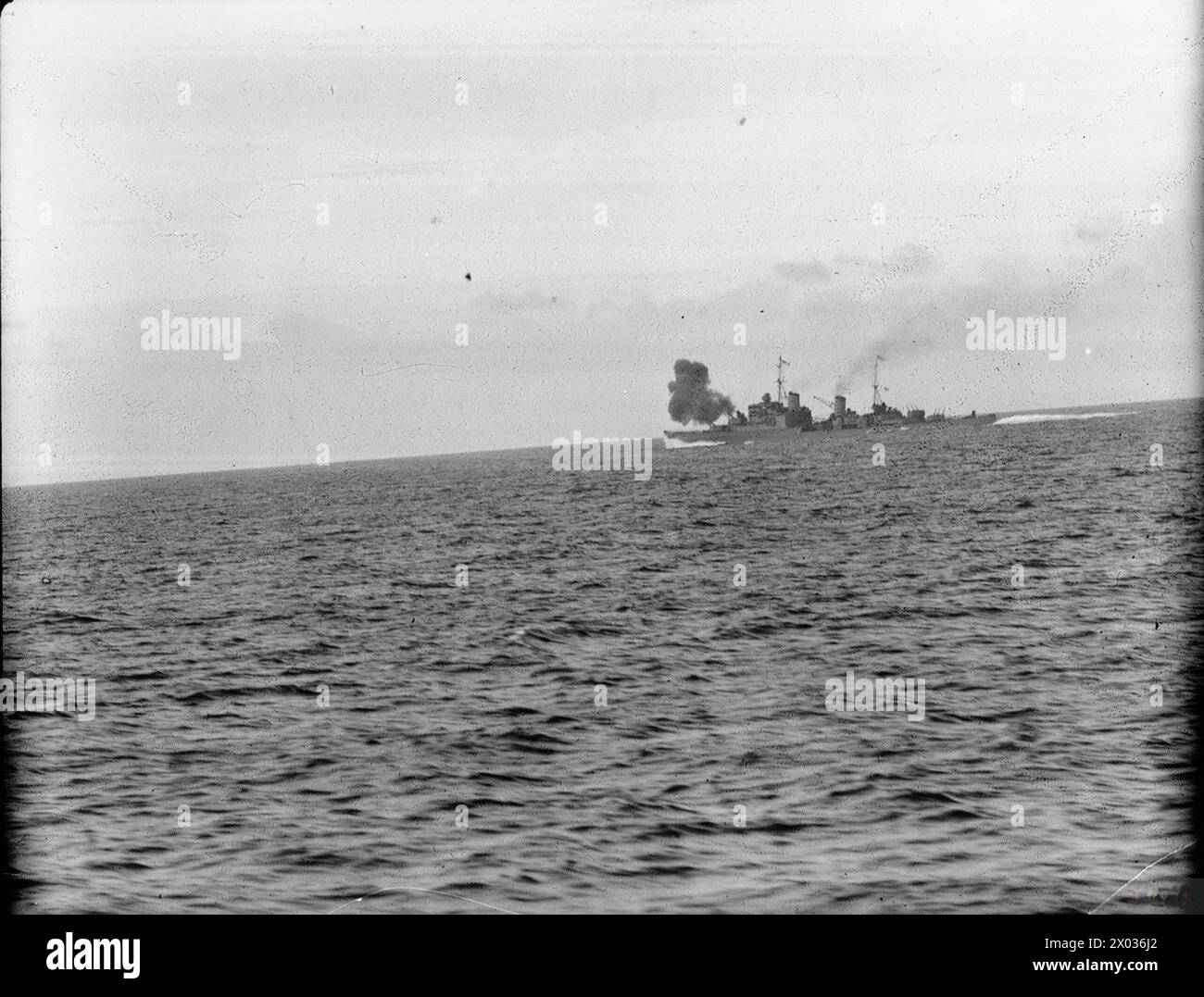 LES FORCES LÉGÈRES BRITANNIQUES ATTAQUENT LES DESTROYERS ENNEMIS AU LARGE DE BREST. 17 OCTOBRE 1940, À BORD DU DESTROYER HMS KELVIN. UNE FORCE DE DESTROYERS ALLEMANDS A ÉTÉ APERÇUE PAR DES AVIONS VOLANT VERS L'OUEST AU LARGE DE BREST, LES FORCES LÉGÈRES BRITANNIQUES DANS LES ENVIRONS ONT PROCÉDÉ À PLEINE VITESSE POUR INTERCEPTER ET TENTER DE LES AMENER AU COMBAT. PEU APRÈS 16 HEURES, UN CROISEUR ENGAGE L'ENNEMI À UNE PORTÉE EXTRÊME DE 100 MILES À L'OUEST DE LANDS END. LES DESTROYERS ENNEMIS SE RETIRÈRENT APRÈS AVOIR ÉTÉ ENGAGÉS, S'ÉCHAPPANT DANS LA LUMIÈRE DÉFAILLANTE À BREST. - Le HMS NEWCASTLE engageant l'ennemi avec ses canons avancés HMS Newcastle (ex-Minotaur, rebaptisé 1936) Banque D'Images