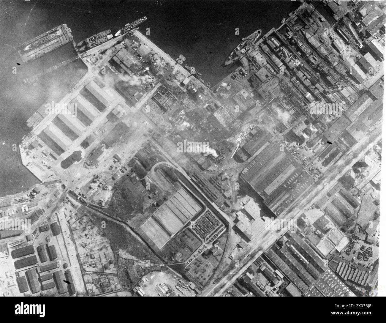 Les 20 et 21 avril 1943, la reconnaissance photographique de la RAF a capturé des images aériennes du chantier naval de Neptun à Stettin, en Allemagne, montrant six acres d'ateliers détruits par un raid de 86 Short Stirlings du Bomber Command. L'usine Heinkel était protégée par des écrans de fumée. Banque D'Images