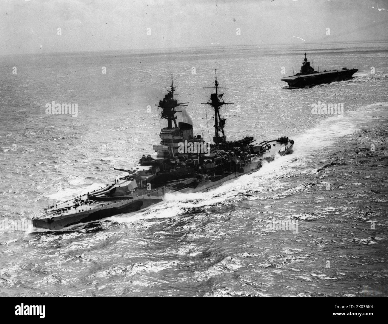 Pendant la seconde Guerre mondiale, le HMS Resolution et le HMS formidable de la flotte orientale de la Royal Navy naviguent dans l'océan Indien. Banque D'Images