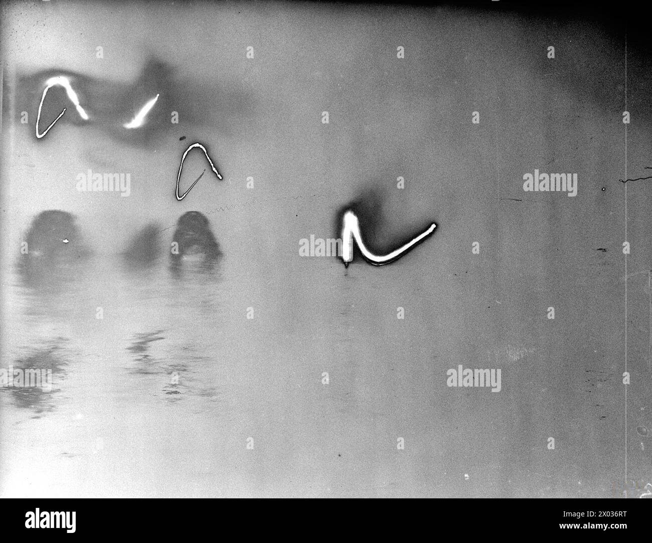 Les 1er et 2 décembre 1942, les navires de la Royal Navy Aurora, Sirius, Argonaut, Quiberon et Quentin attaquent et coulent les convois de l'axe à destination de la Tunisie, éclairés par des fusées éclairantes parachutes pendant les combats de nuit. Banque D'Images