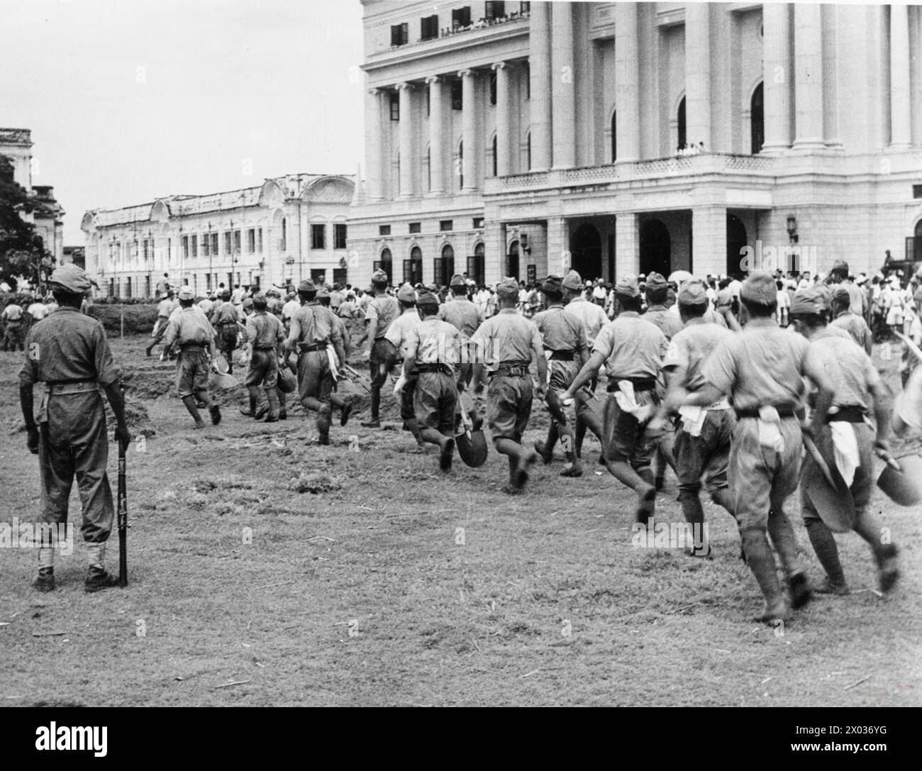Les prisonniers de guerre japonais désarmés sont affectés au travail à Singapour, nettoyant la ville lors de la réoccupation britannique de 1945. Banque D'Images