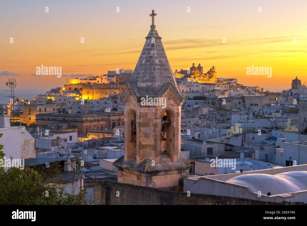 Ostuni, Italie dans les Pouilles à l'aube. Banque D'Images