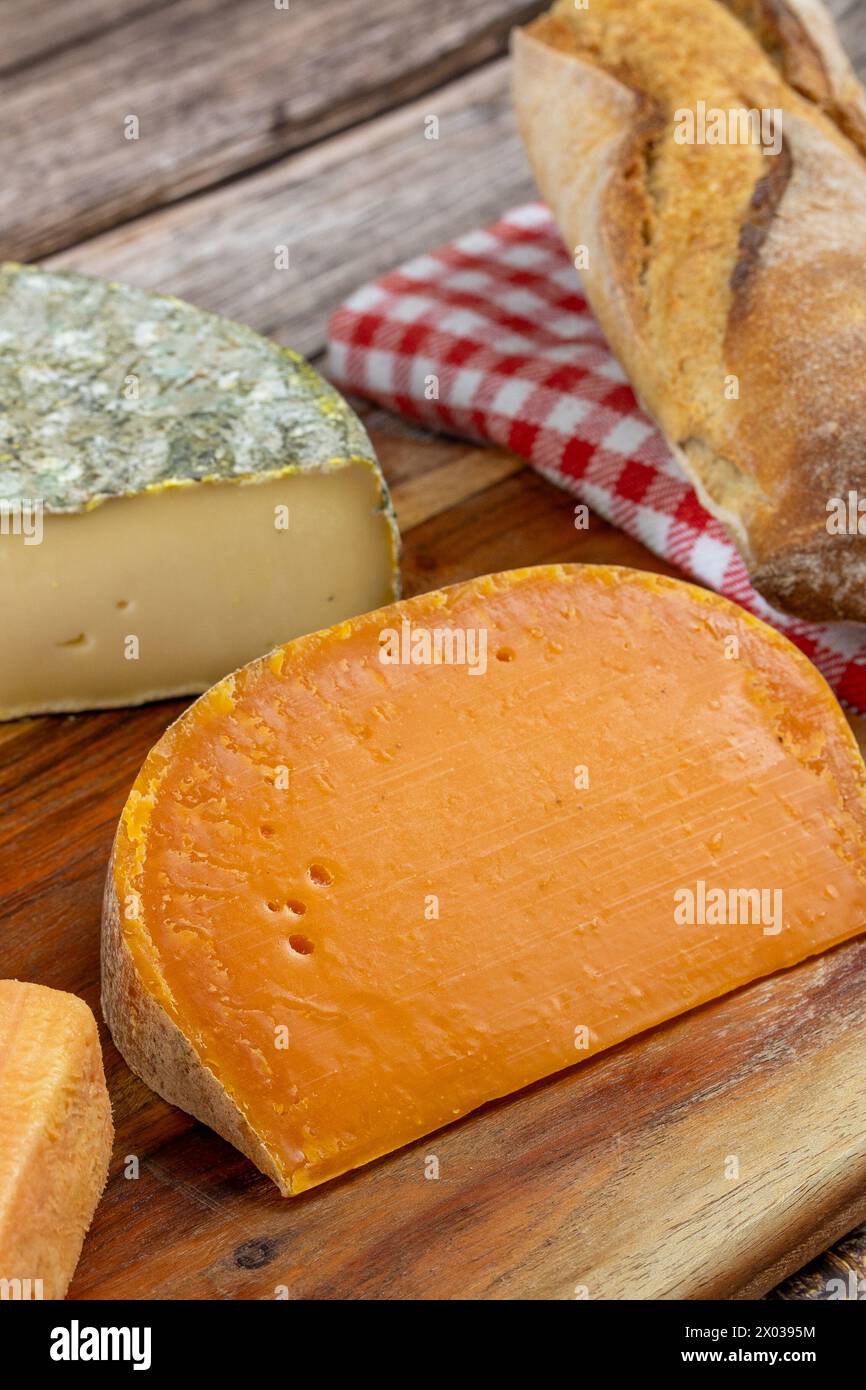 Plateau de fromages français, gros plan, sur une planche à découper Banque D'Images