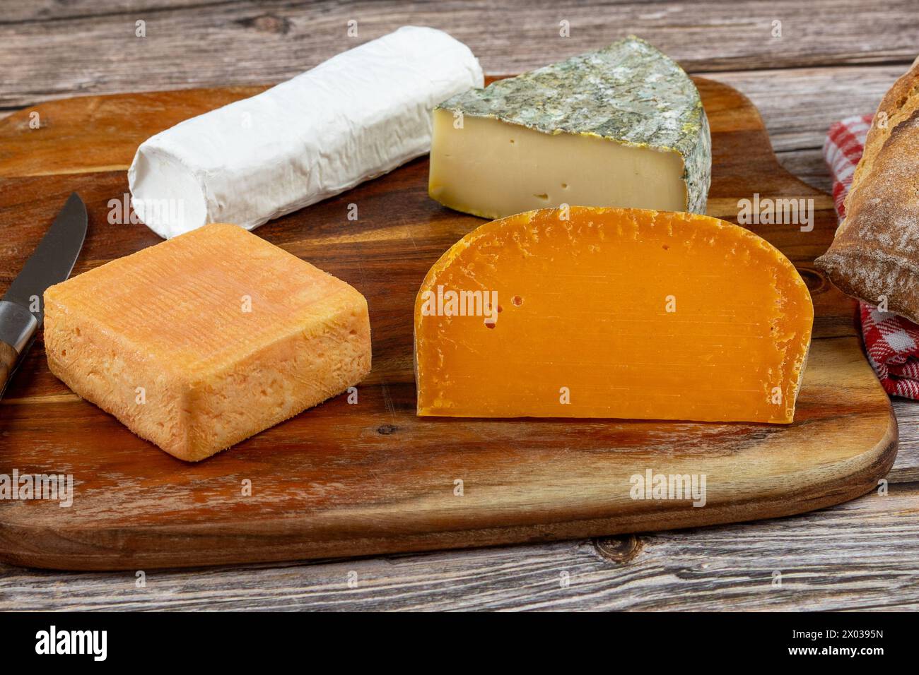 Plateau de fromages français, gros plan, sur une planche à découper Banque D'Images