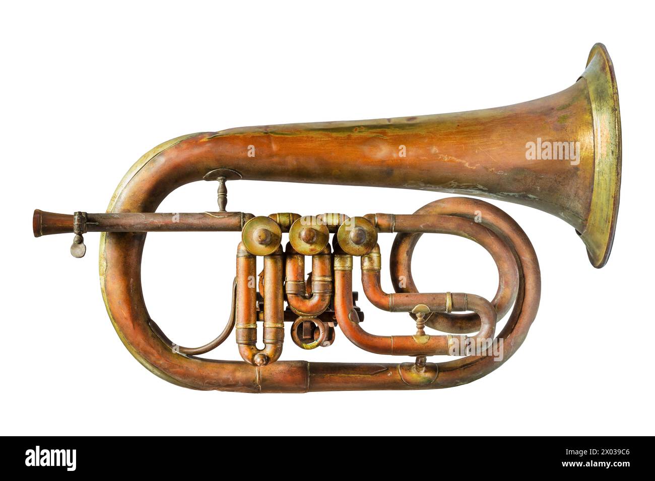 Ancienne trompette en laiton altérée isolée sur un fond blanc Banque D'Images