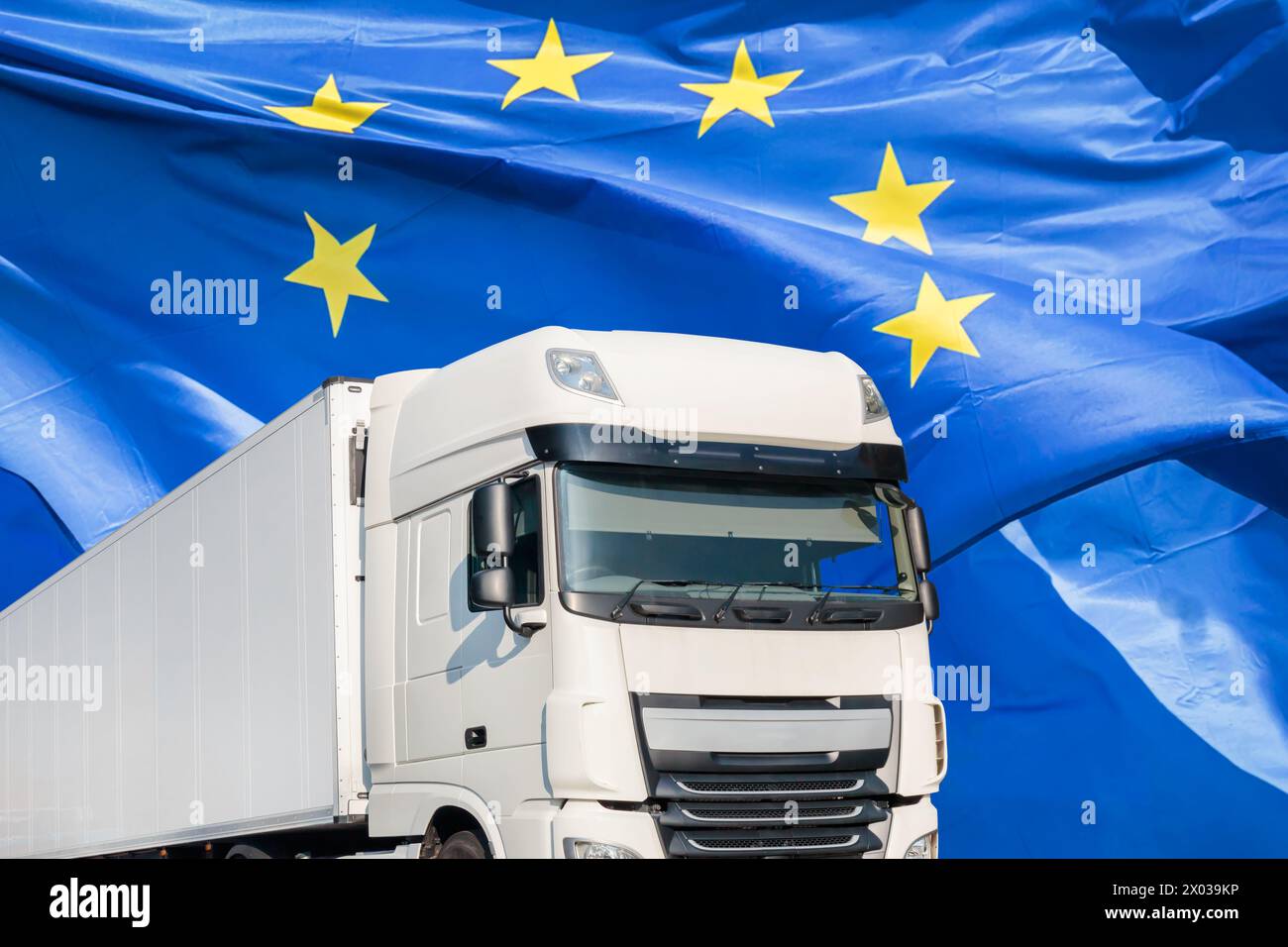 Camion de transport blanc devant un drapeau européen agitant Banque D'Images