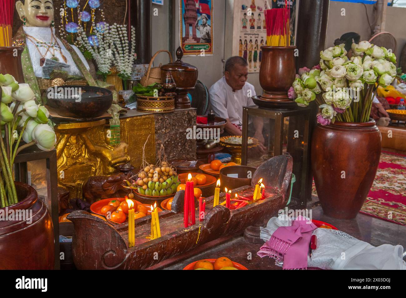 Un alter bouddhiste allumé avec des bougies pendant le nouvel an cambodgien à Wat Phnom. Phnom Penh, Cambodge. Avril 2024. © Kraig Lieb Banque D'Images
