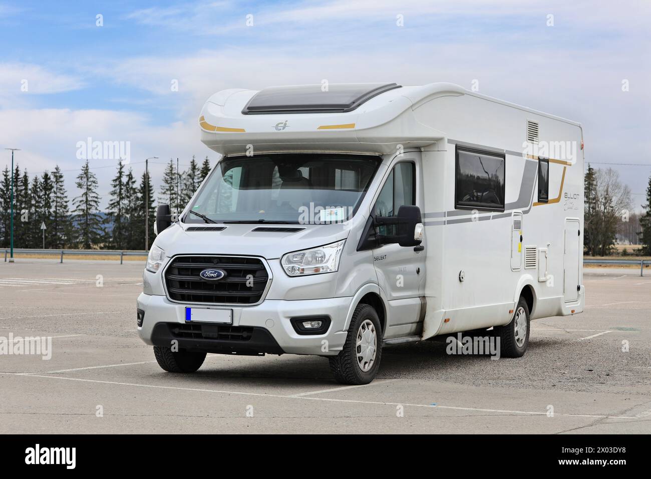 Ford ci Elliot 74 XT Selekt camping-car véhicule récréatif garé sur un parking public. Salo, Finlande. 31 mars 2024. Banque D'Images