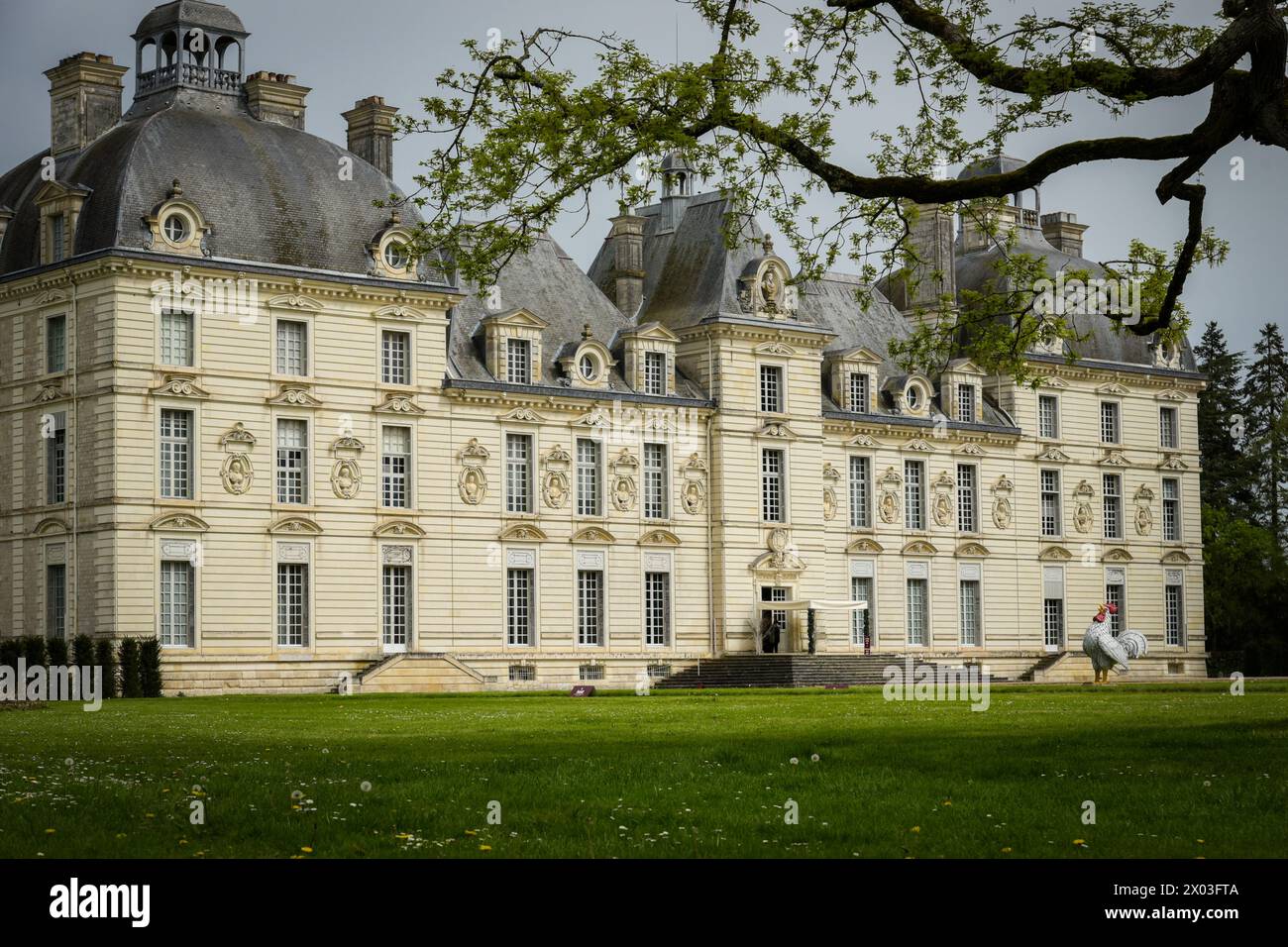 Avril 2024 - Cheverny - France : vue sur le château de Cheverny dont l'un des célèbres châteaux de la Loire Banque D'Images