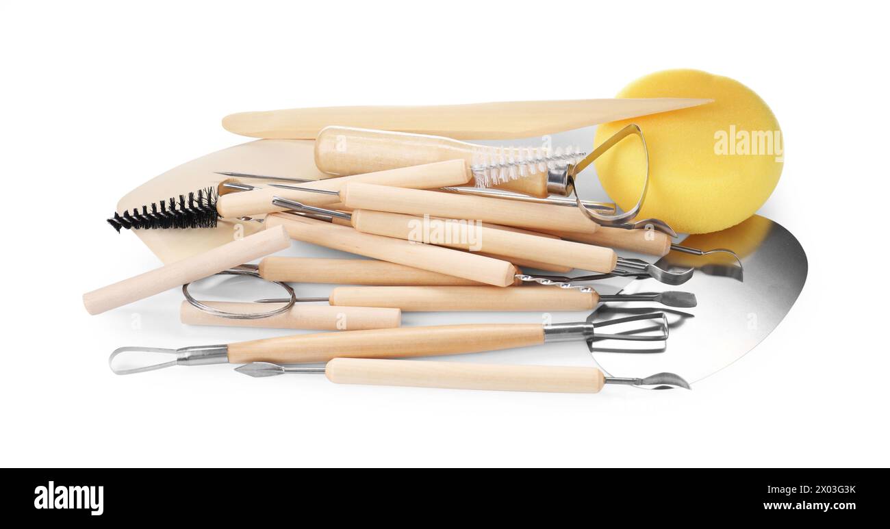 Ensemble de différents outils d'artisanat en argile isolés sur blanc Banque D'Images