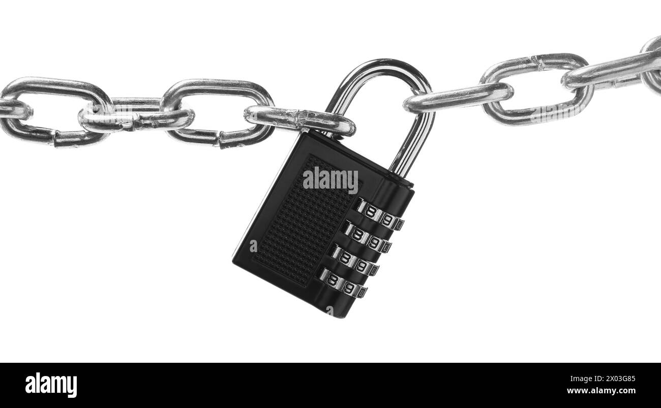 Cadenas à combinaison en acier et chaîne isolé sur blanc Banque D'Images
