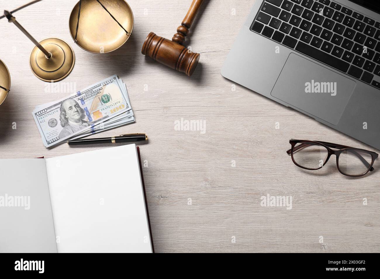 Droit fiscal. Composition de pose à plat avec livre ouvert et marteau sur table en bois, espace pour le texte Banque D'Images