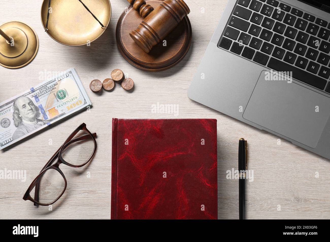 Droit fiscal. Composition de pose plate avec livre et marteau sur table en bois Banque D'Images