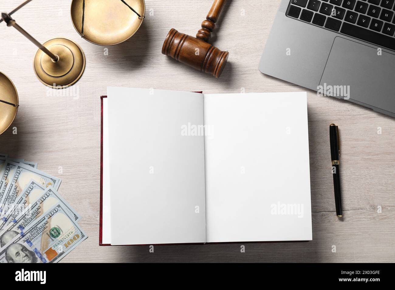 Droit fiscal. Composition de pose à plat avec livre ouvert et marteau sur table en bois Banque D'Images