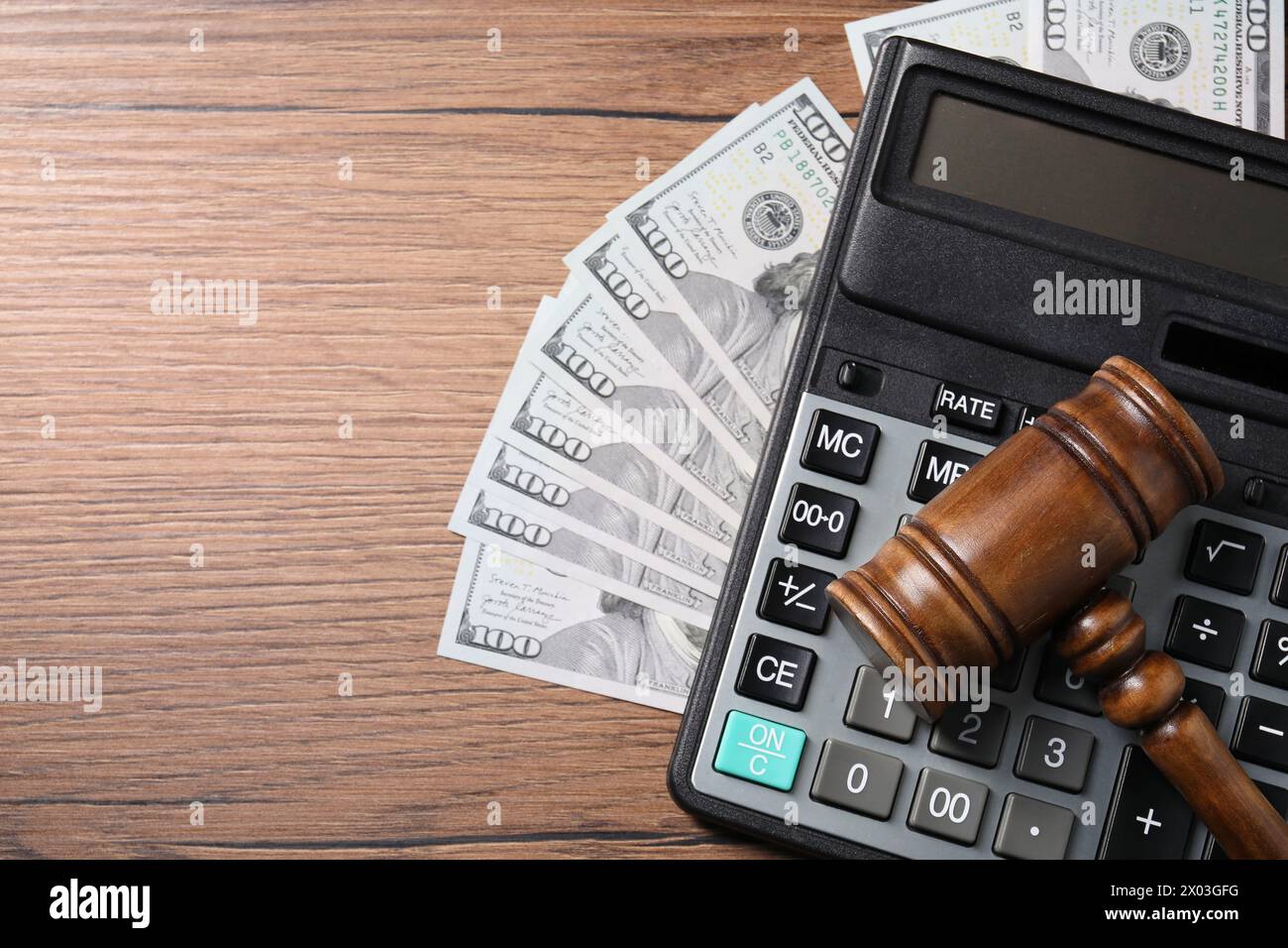 Droit fiscal. Gavel, billets de banque dollar et calculatrice sur table en bois, vue de dessus. Espace pour le texte Banque D'Images