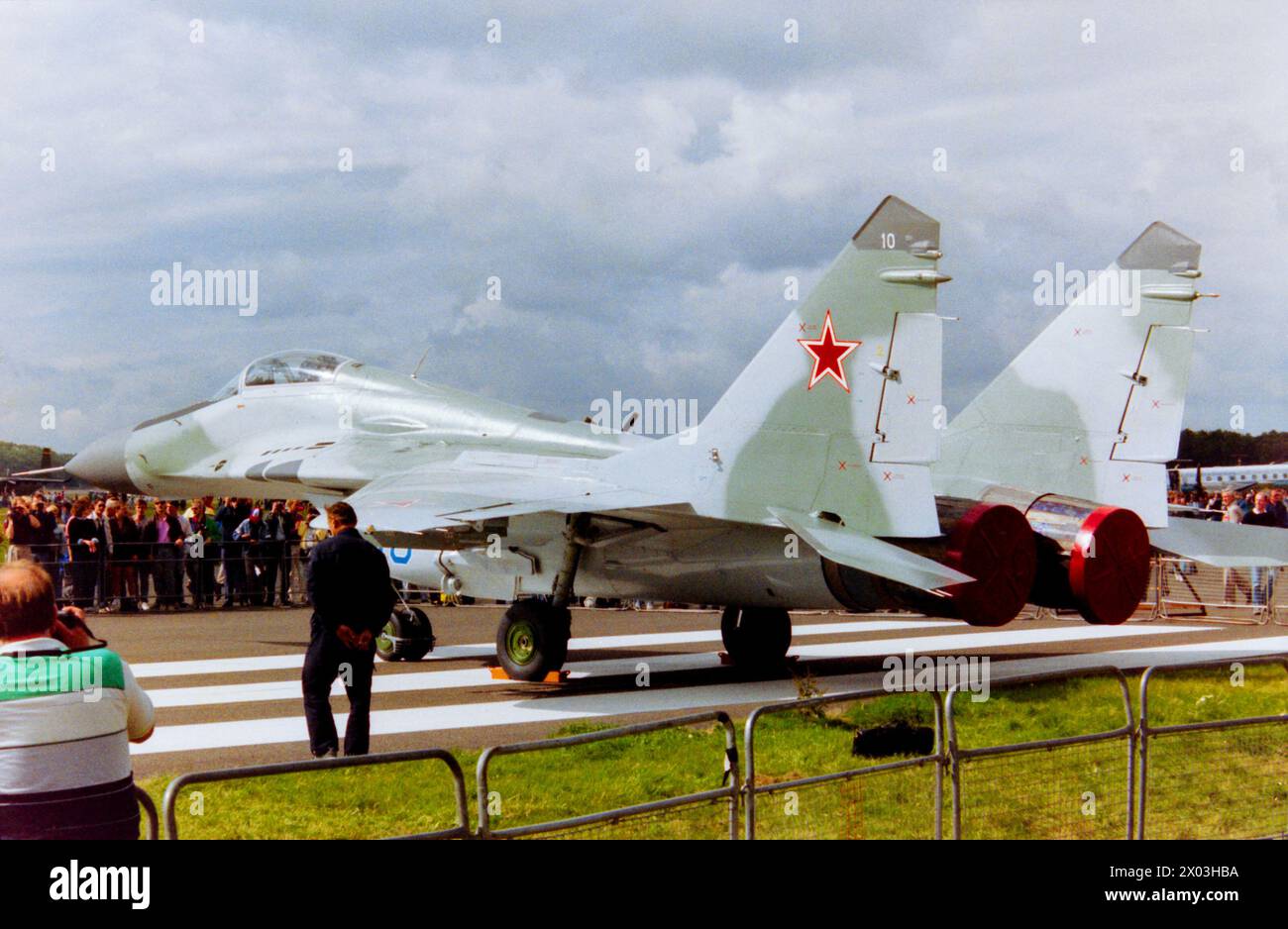 Avion de chasse Mikoyan MiG-29 des Forces aériennes soviétiques exposé au salon aéronautique de Farnborough en 1988. Première apparition de ces avions de chasse avancés à haute agilité au salon pour promouvoir le type pour les ventes d'armes militaires. Chasseur monoplace bleu 10 MiG-29A. Banque D'Images