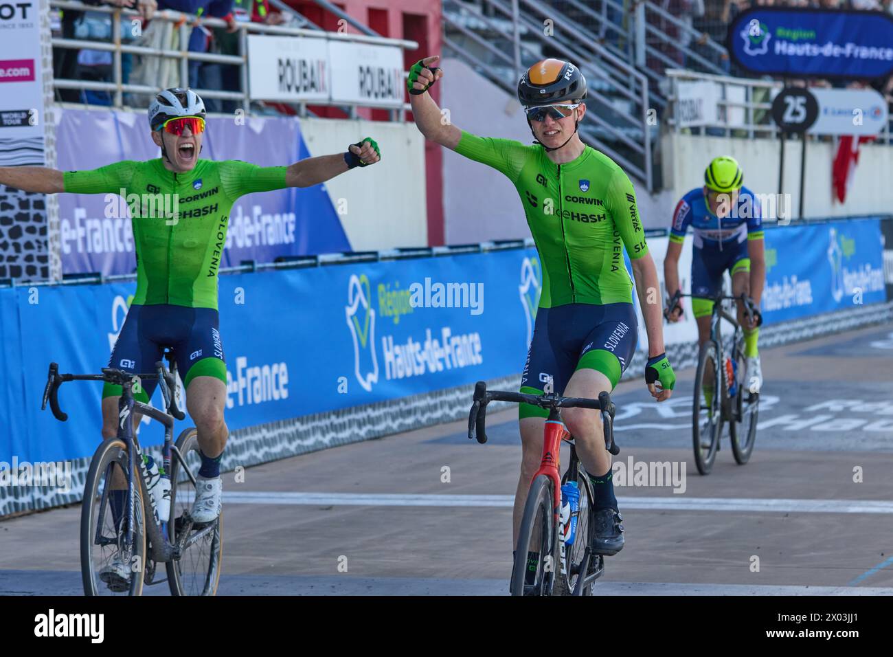 Paris Roubaix Juniors 2024 Une première et deuxième pour la Slovénie à Paris Roubaix juniors 1. Jakob Omrzel 2. Erazem Valjavec 3. Axel Van Den Broek Banque D'Images