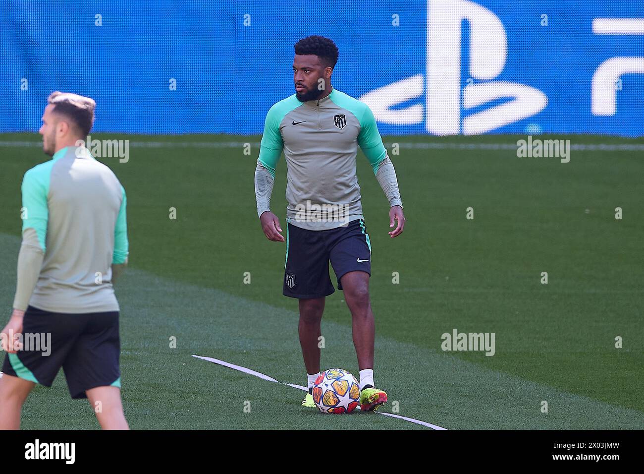 Madrid, Espagne. 09th Apr, 2024. Thomas Lemar de l'Atletico de Madrid se réchauffe pendant la séance d'entraînement à la veille du match de première manche de l'UEFA Champions League 2023/2024 entre l'Atletico de Madrid et le Borussia Dortmund au stade Civitas Metropolitano. (Photo de Federico Titone/SOPA images/SIPA USA) crédit : SIPA USA/Alamy Live News Banque D'Images