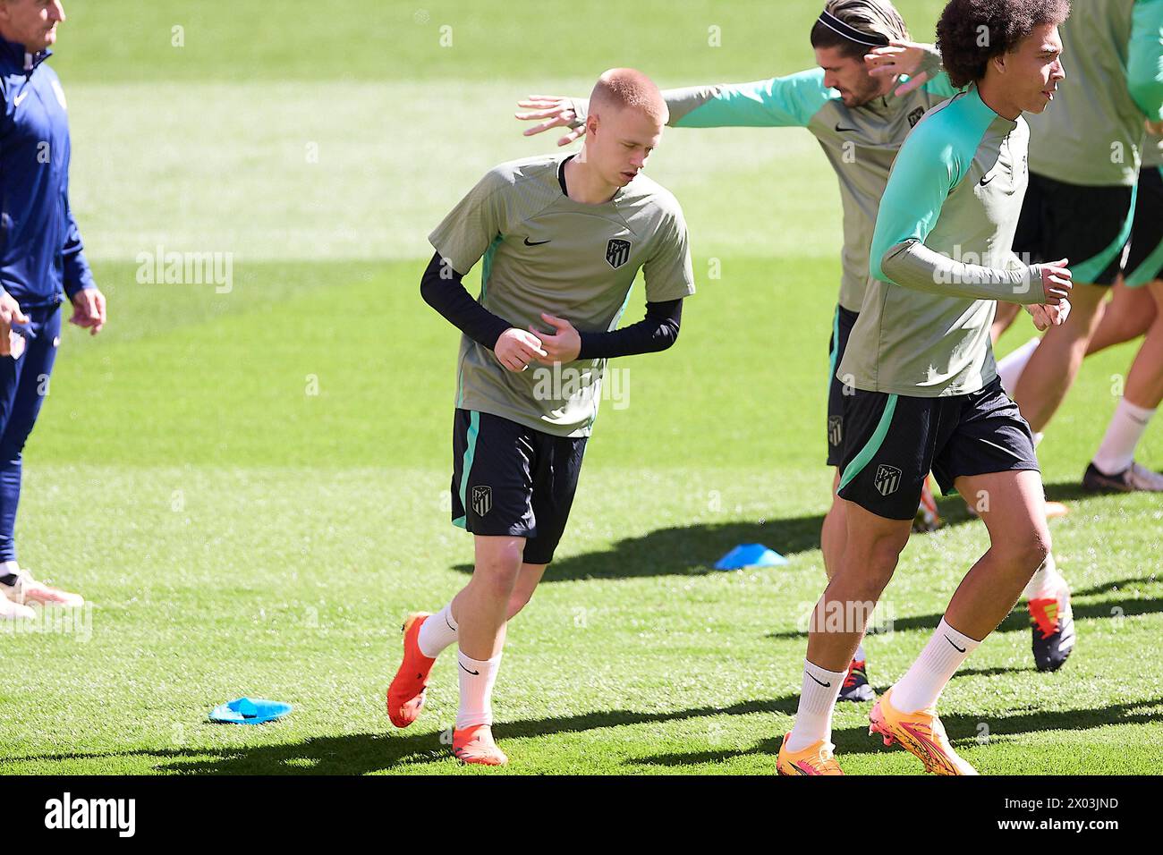 Madrid, Espagne. 09th Apr, 2024. Arthur Vermeeren de l'Atletico de Madrid se réchauffe pendant la séance d'entraînement à la veille du match de première manche de l'UEFA Champions League 2023/2024 entre l'Atletico de Madrid et le Borussia Dortmund au stade Civitas Metropolitano. (Photo de Federico Titone/SOPA images/SIPA USA) crédit : SIPA USA/Alamy Live News Banque D'Images