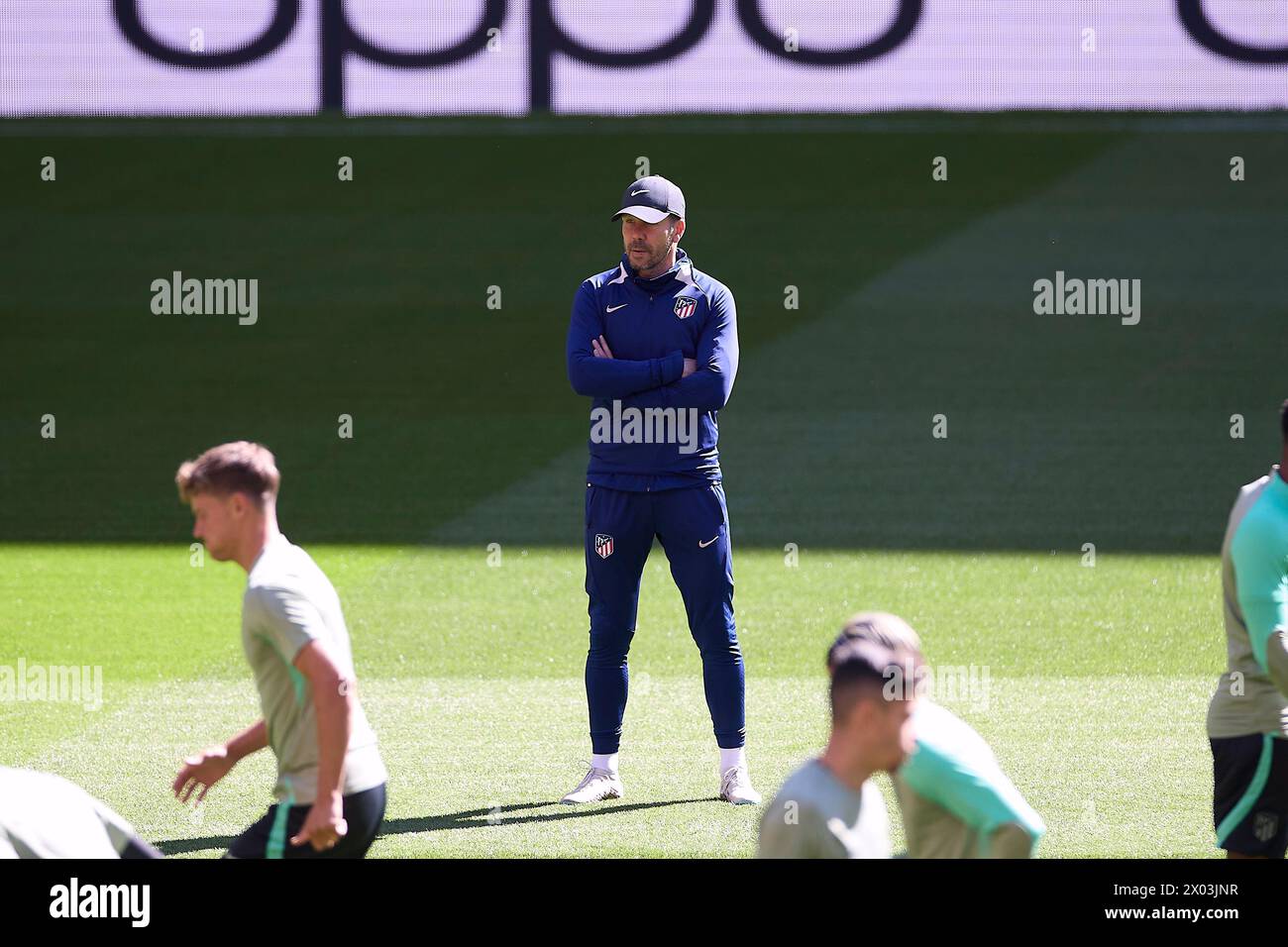 Madrid, Espagne. 09th Apr, 2024. Diego Pablo Simeone, l'entraîneur-chef de l'Atletico de Madrid, suit pendant la séance d'entraînement à la veille des quarts de finale de l'UEFA Champions League 2023/2024 entre l'Atletico de Madrid et le Borussia Dortmund au stade Civitas Metropolitano. (Photo de Federico Titone/SOPA images/SIPA USA) crédit : SIPA USA/Alamy Live News Banque D'Images