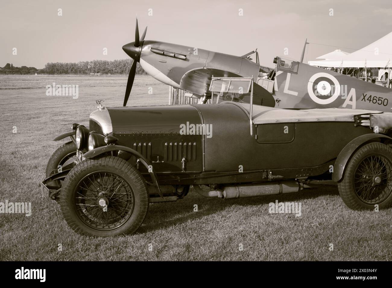 1927 Bentley 3 litres et 1940 Supermarine Spitfire X4650. Exposition au Goodwood Revival 2023, Sussex, Royaume-Uni. Banque D'Images
