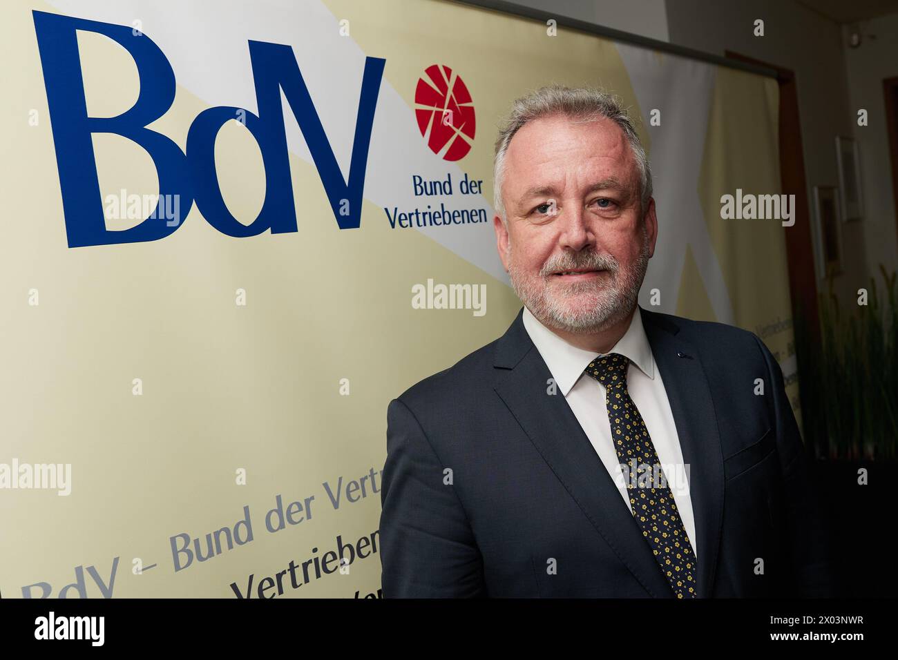 Berlin, Allemagne. 09th Apr, 2024. Bernd Fabritius, président de la Fédération des Expellees (BDV), se tient devant une exposition lors de la réception annuelle de son association. Crédit : Joerg Carstensen/dpa/Alamy Live News Banque D'Images